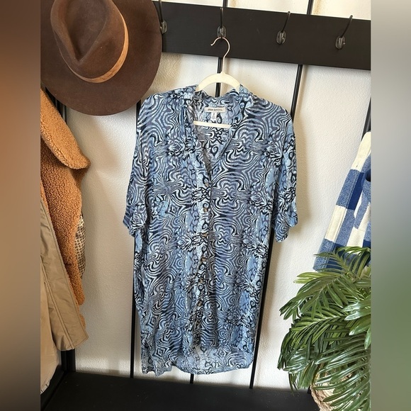 Urban Outfitters Dresses & Skirts - Urban outfitters lightweight blue Hawaiian print button front shirt dress tunic